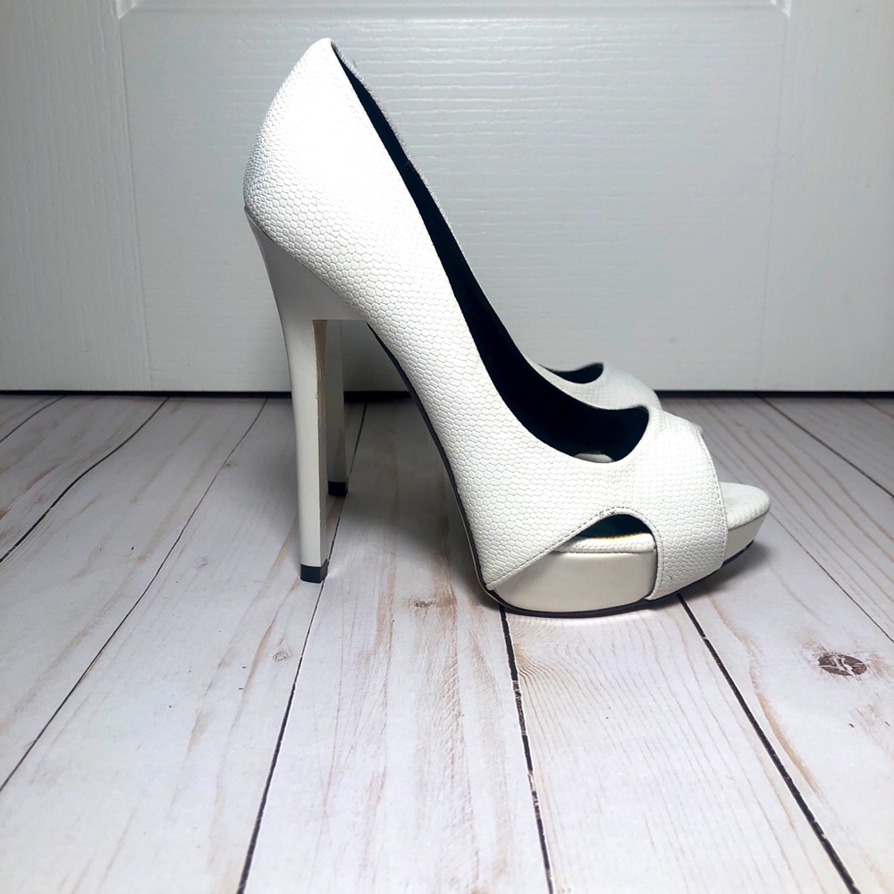 NWOT White open toe pumps